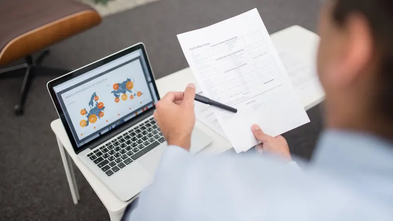 Jovem preenchendo formulário no computador