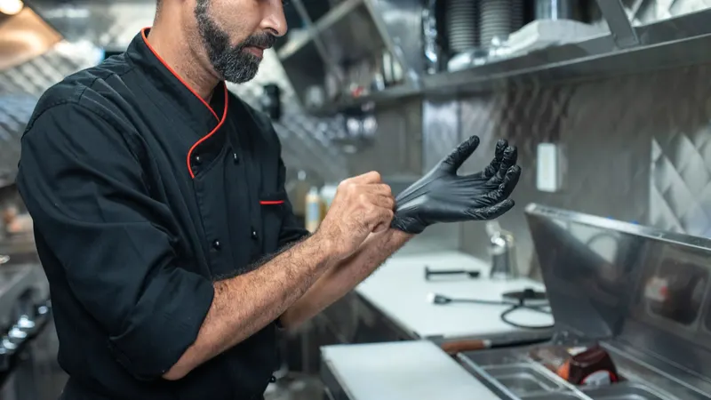 Cozinha profissional limpa e organizada